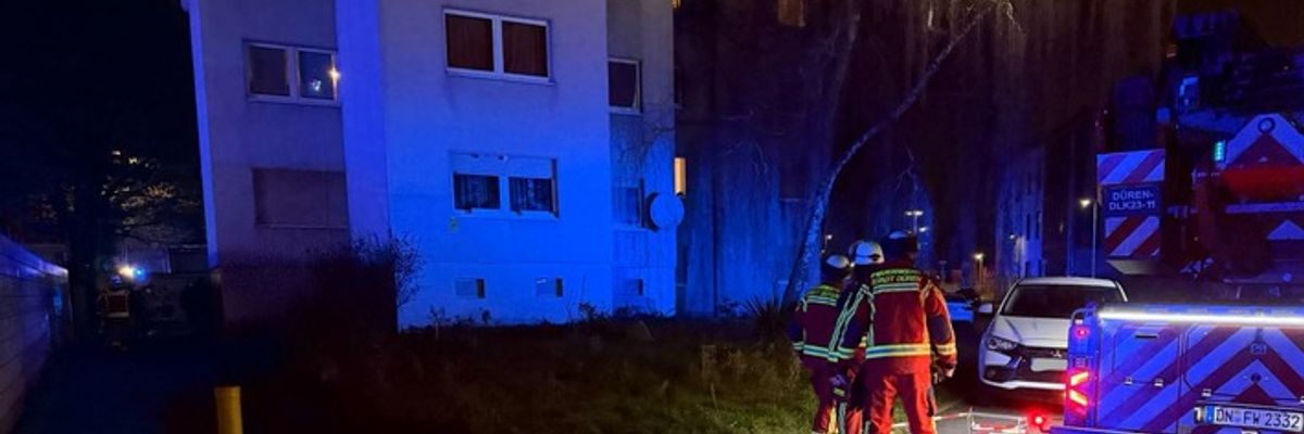 FW Düren: Zimmerbrand mit vermisster Person - Feuerwehr Düren im Einsatz