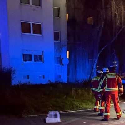 FW Düren: Zimmerbrand mit vermisster Person - Feuerwehr Düren im Einsatz