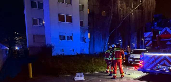 FW Düren: Zimmerbrand mit vermisster Person - Feuerwehr Düren im Einsatz