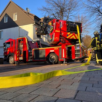 FW Horn-Bad Meinberg: Zimmerbrand mit zwei verletzten Personen - Wohnung unbewohnbar