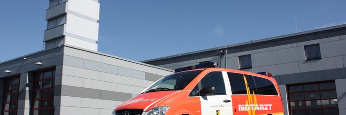 FW-GLA: Wohnungsbrand und Folgeeinsatz fordern Feuerwehr Gladbeck - 11-jähriger bei Sturz schwer verletzt