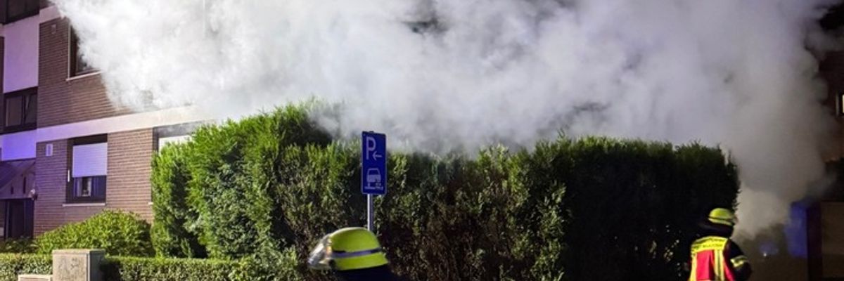 FW Neukirchen-Vluyn: Feuerwehr rückt zu mehreren Bränden aus - Sperrmüll und Carport in Flammen