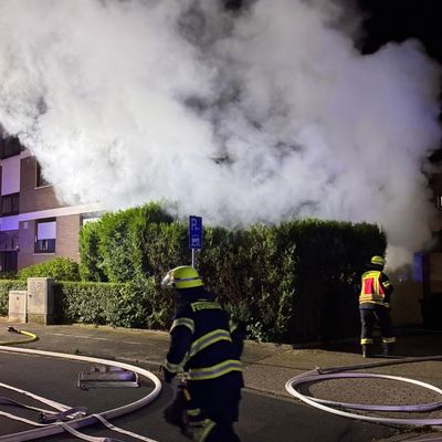 FW Neukirchen-Vluyn: Feuerwehr rückt zu mehreren Bränden aus - Sperrmüll und Carport in Flammen