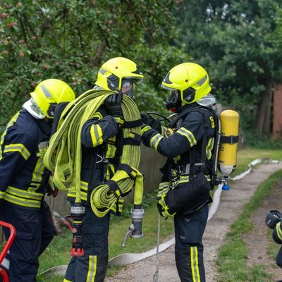 FW Flotwedel: Großangelegte Alarmübung in Wienhausen - Fahrzeugbrand weitet sich zu Werkstattbrand aus