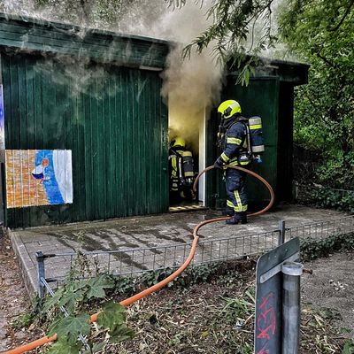 FW-NE: Brand in Hütte eines Modellbauvereins | Keine Verletzten