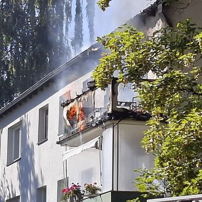 FW Helmstedt: Feuer auf Balkon - Dachstuhl betroffen