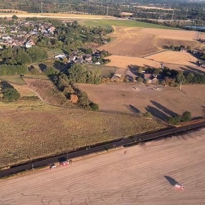 FW Meerbusch: Abschlussmeldung: Kilometerlanger Vegetationsbrand an Bahnstrecke: Feuerwehr Meerbusch mit Vollalarm im Einsatz