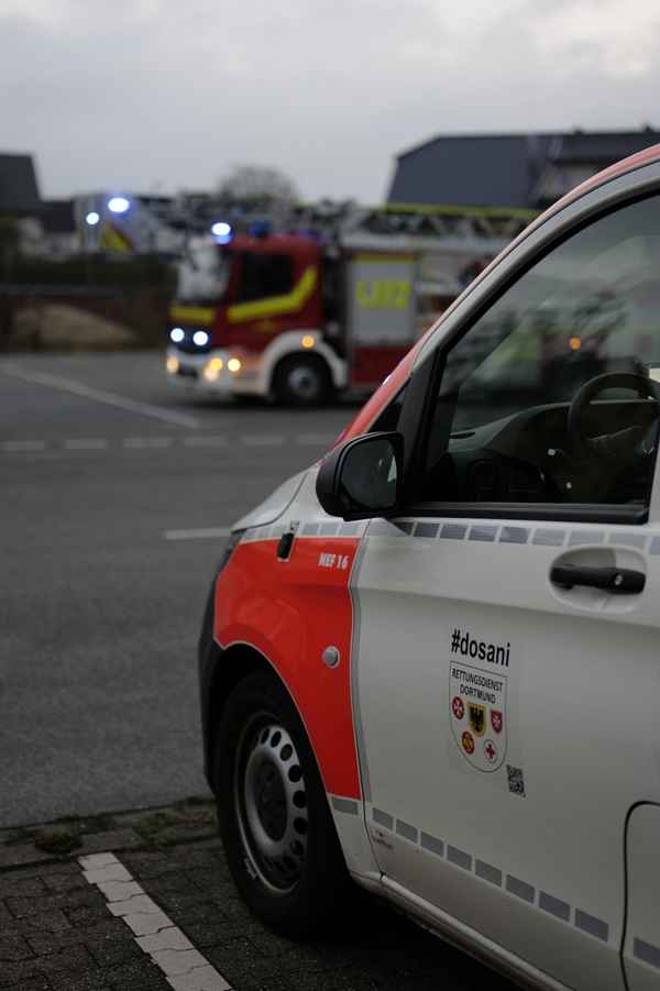 FW-DO: Adventskranz gerät in Brand - Ausbreitung verhindert