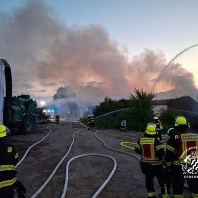 FW Neukirchen-Vluyn: Großbrand einer Scheune - Kräftezehrender Einsatz über 17 Stunden + Nachlöscharbeiten bis zum Folgetag (Abschlussmeldung)