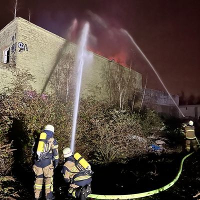 FW-E: Brand in leerstehender Industriehalle sorgt für stundenlangen Großeinsatz