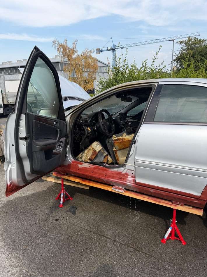 FW-EN: Fahrzeug brennt in Gewerbestraße