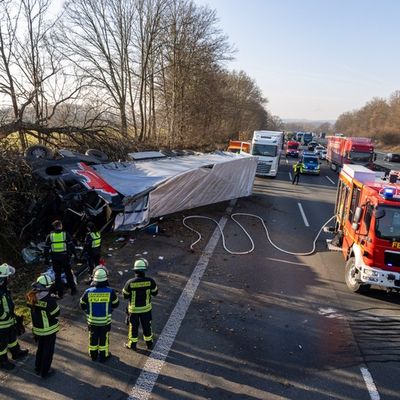FW Porta Westfalica: 22.01.2026 - A2: Schwerer LKW-Unfall / 1 Verletzter