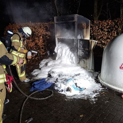 FW-OLL: Altkleidercontainer in Flammen
