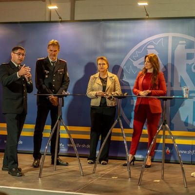 FW-LFVSH: Landesfeuerwehrversammlung 2025: Feuerwehr blickt zuversichtlich in die Zukunft - Talkrunde mit RS.H-Moderator und hochkarätigen Gästen zum Thema Katastrophenschutz