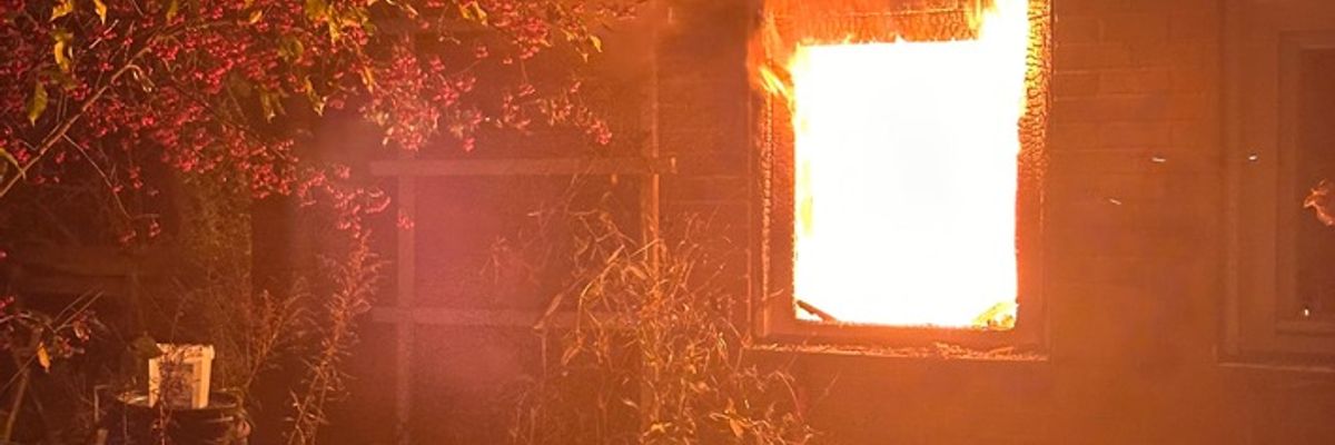 FW Helmstedt: Schuppenbrand in Helmstedt - Feuerwehr verhindert Übergreifen auf Wohnhaus