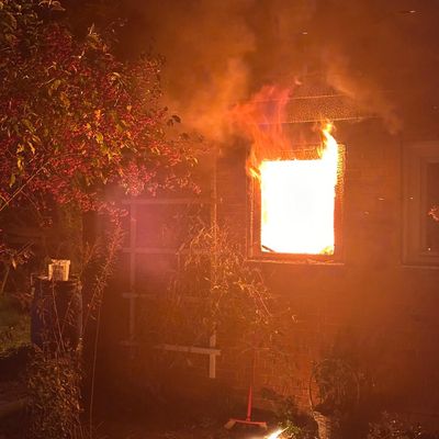 FW Helmstedt: Schuppenbrand in Helmstedt - Feuerwehr verhindert Übergreifen auf Wohnhaus