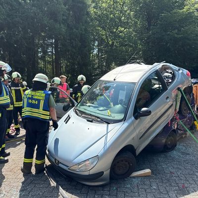 FW-AUR: Feuerwehr und Rettungsdienst trainieren komplexe Unfallszenarien