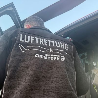 FW Hünxe: Austausch mit der Luftrettung: Einheit Hünxe zu Besuch in Duisburg