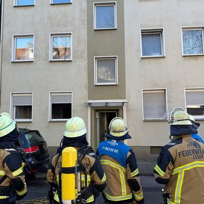 FW-E: Brandereignis im Essen-Nordviertel: Person erleidet schwere Brandverletzungen - Rettungshubschrauber im Einsatz