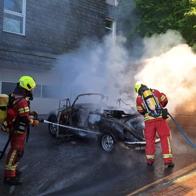 FW-Velbert: Brand eines VW-Käfers in Velbert-Langenberg