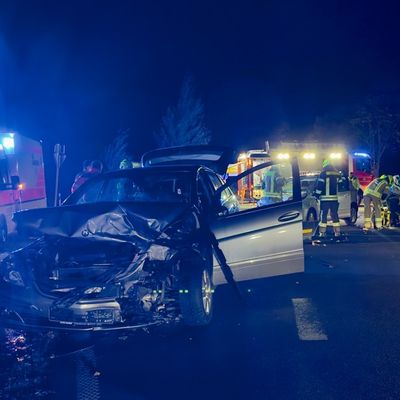 FW-OLL: Mobiltelefon alarmiert Rettungskräfte zu Verkehrsunfall mit drei verletzten Personen