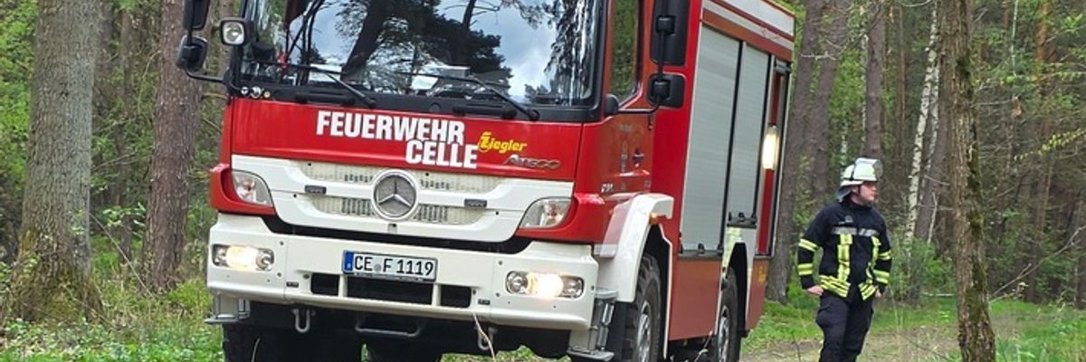 FW Celle: Waldbrand in Westercelle - Löscharbeiten werden aus der Luft unterstützt!