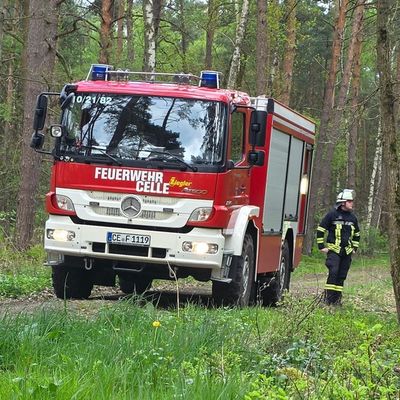 FW Celle: Waldbrand in Westercelle - Löscharbeiten werden aus der Luft unterstützt!