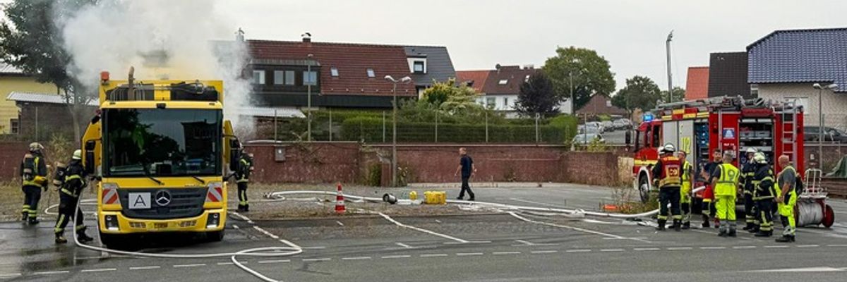 FW-DO: Einsatzstelle kommt zur Feuerwehr - Brennender Müllwagen fährt Feuerwache an