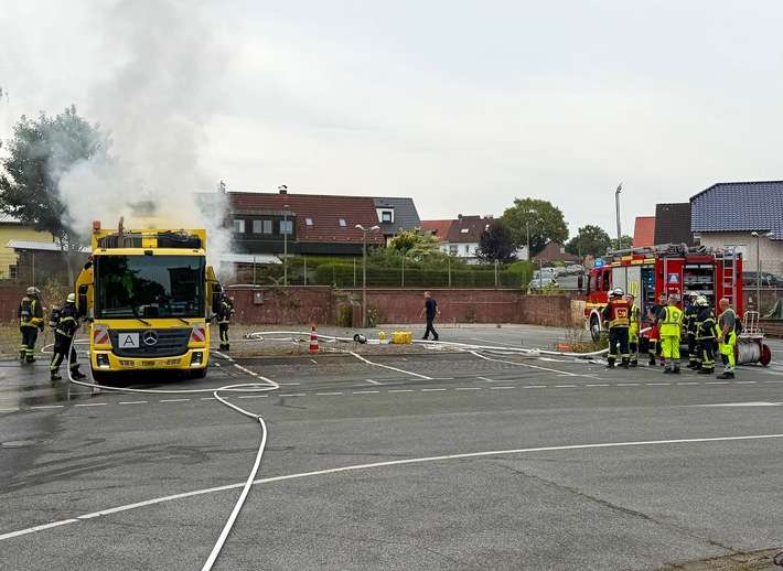 FW-DO: Einsatzstelle kommt zur Feuerwehr - Brennender Müllwagen fährt Feuerwache an