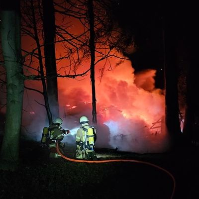 FW Burscheid: Schuppen brennt - Feuerwehr verhindert Ausbreitung des Feuers auf Wohngebäude