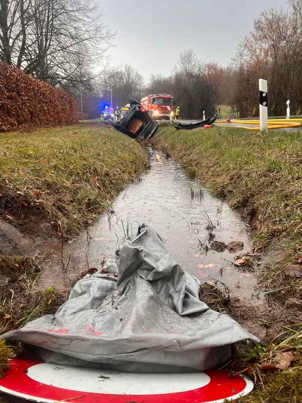 FW Horn-Bad Meinberg: PKW verunfallt und fängt Feuer - Person verletzt in ein Klinikum Transport