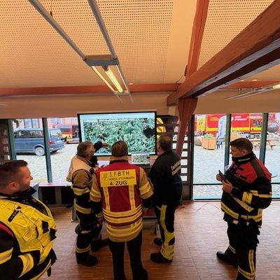 FW-Stormarn: Feuerwehren und Kreis Stormarn Propen Waldbrand mit 180 Einsatzkräften