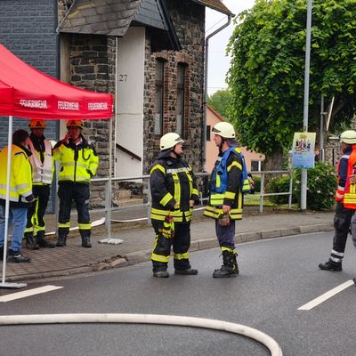 FW VG Westerburg: +++ Presseabschlussmeldung +++ Umfangreicher Feuerwehreinsatz in Langenhahn nach Gasaustritt aus Flüssiggastank