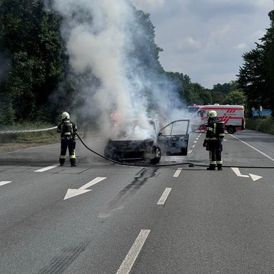 FW Dinslaken: Nachmeldung und Einsatzfotos zur Pressemeldung: Feuerwehr rückt zum Fahrzeugbrand, auslaufende Betriebsmittel und Kampfmittelfund aus