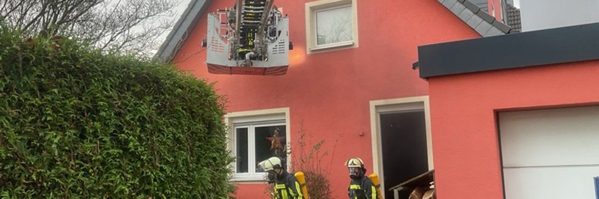 FW-BO: Feuer in einem Einfamilienhaus in Bochum-Grumme, Teenager über Drehleiter gerettet