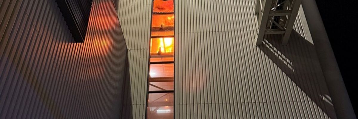 FW Helmstedt: Feuer in Klärschlammverbrennungsanlage: Einsatzkräfte bekämpfen Brand auf mehreren Ebenen