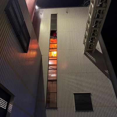 FW Helmstedt: Feuer in Klärschlammverbrennungsanlage: Einsatzkräfte bekämpfen Brand auf mehreren Ebenen