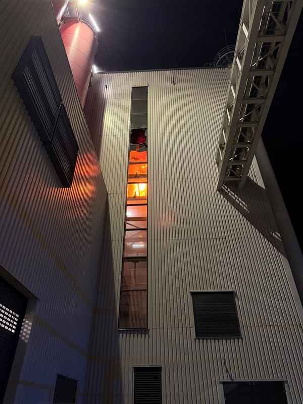 FW Helmstedt: Feuer in Klärschlammverbrennungsanlage: Einsatzkräfte bekämpfen Brand auf mehreren Ebenen