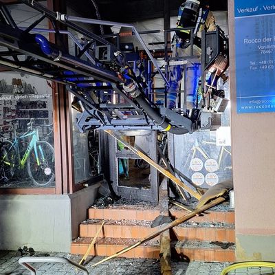FW Konstanz: Brand im Eingangsbereich eines Wohn- und Geschäftsgebäudes