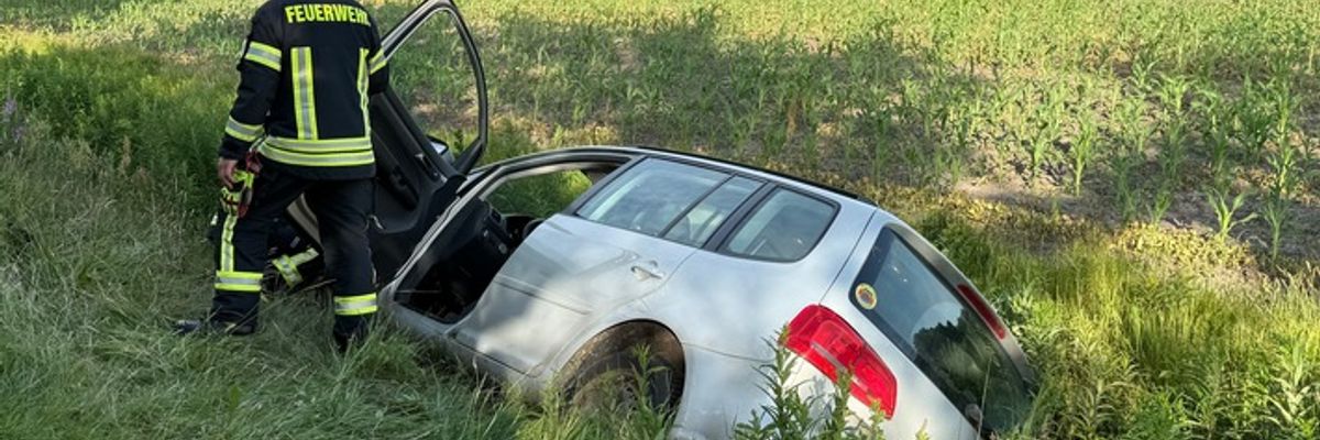 FW-AUR: Fahrzeug in Graben geraten