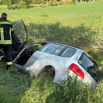 FW-AUR: Fahrzeug in Graben geraten