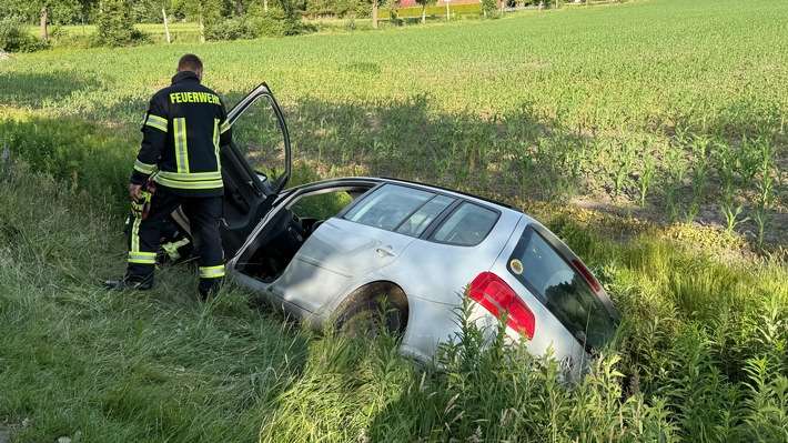 FW-AUR: Fahrzeug in Graben geraten