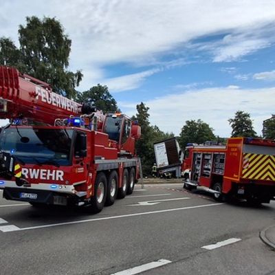 KFV-CW: LKW stürzt Böschung hinunter / Fahrer schwer verletzt / Straße bis frühen Abend gesperrt