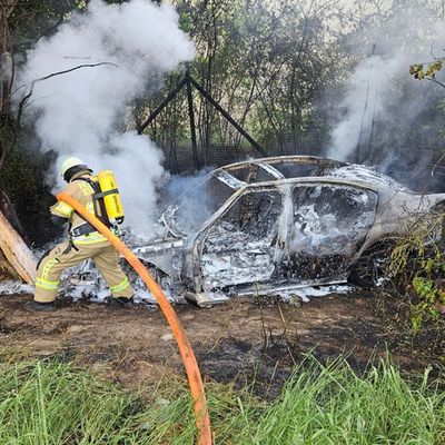 Feuerwehr Goch: Schwerer Verkehrsunfall auf der A 57: Ein Fahrzeug in Flammen, 4 Personen verletzt