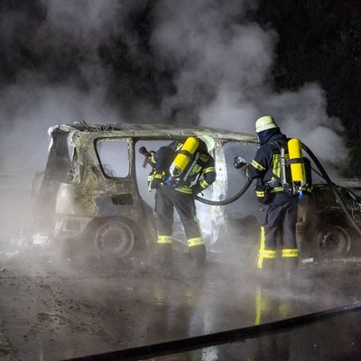 FW Porta Westfalica: 03.03.2026 - A2: PKW in Vollbrand
