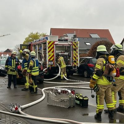 FW Weinheim: Realitätsnahe Einsatzübung in Lützelsachsen. Feuerwehr trainiert Brandeinsatz in Mehrparteienhaus