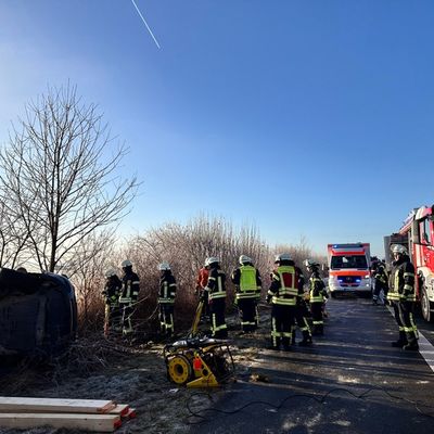 FW-ROW: Schwerer Verkehrsunfall auf der Autobahn 1: Fahrerin von Feuerwehr befreit