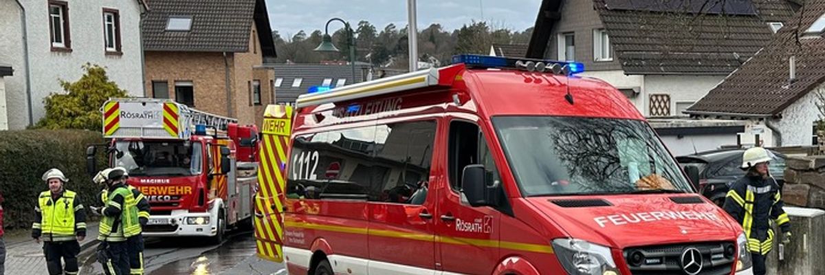 FW Rösrath: Brand in Lüftungsanlage - Feuerwehreinsatz während Forsbacher Karnevalszug