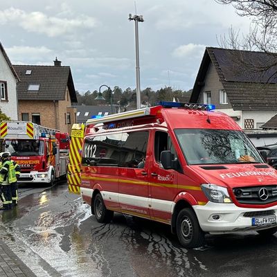 FW Rösrath: Brand in Lüftungsanlage - Feuerwehreinsatz während Forsbacher Karnevalszug