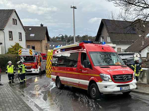 FW Rösrath: Brand in Lüftungsanlage - Feuerwehreinsatz während Forsbacher Karnevalszug